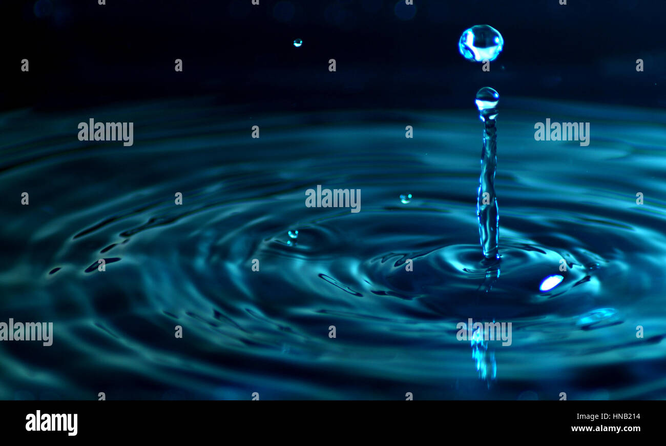 Arrière-plan de l'eau / l'eau est un processus transparent et presque incolore substance chimique qui est le principal constituant de l'eau, les lacs et océans, Banque D'Images