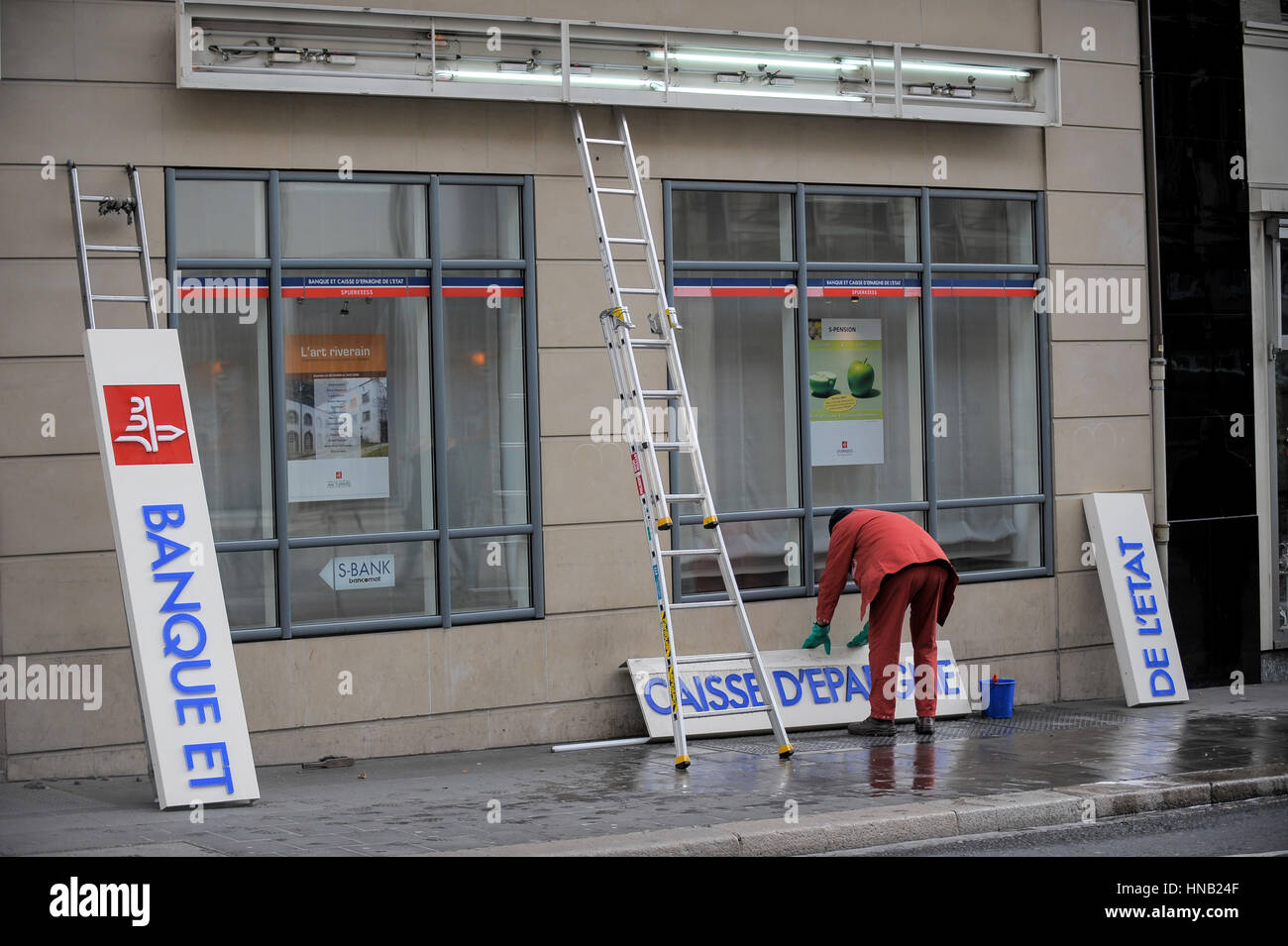 Luxembourg 17.11.2008, la BCEE Spuerkeess nettoyage travailleur signe sur la rue. Banque D'Images