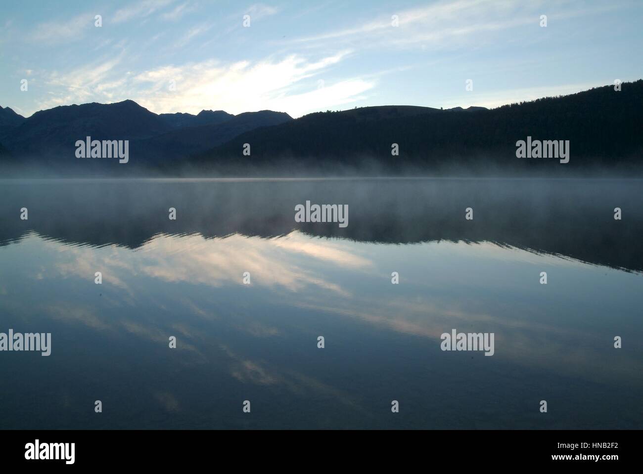 Lac de montagne Kucherlinskoe avec un beau ciel bleu, l'Altaï en Russie Banque D'Images