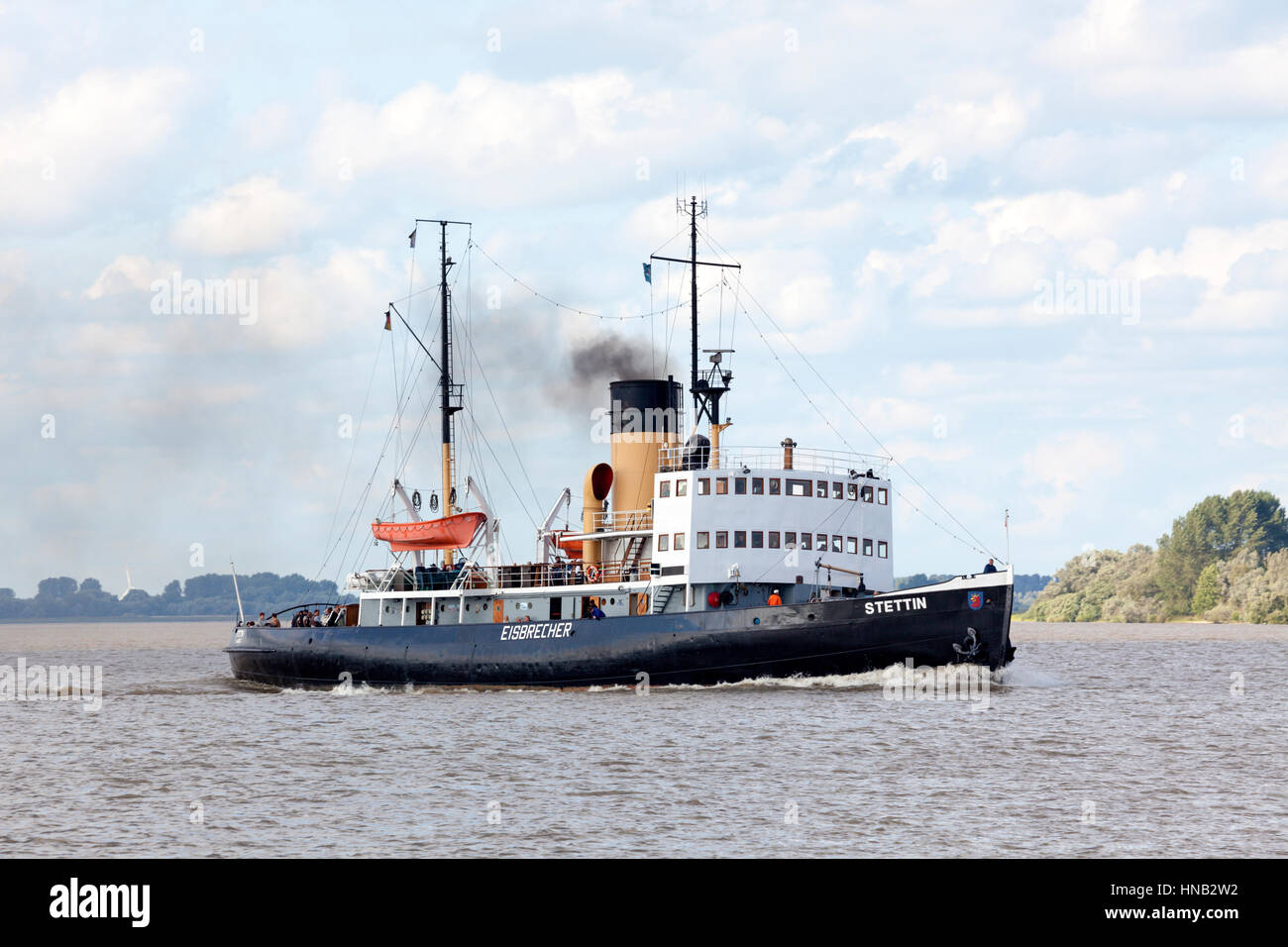 Stade, Allemagne - le 21 août 2016 : brise-glace Historique STETTIN, sur l'Elbe. Aujourd'hui, le navire à vapeur, construit en 1933, est utilisé pour des excursions touristiques Banque D'Images