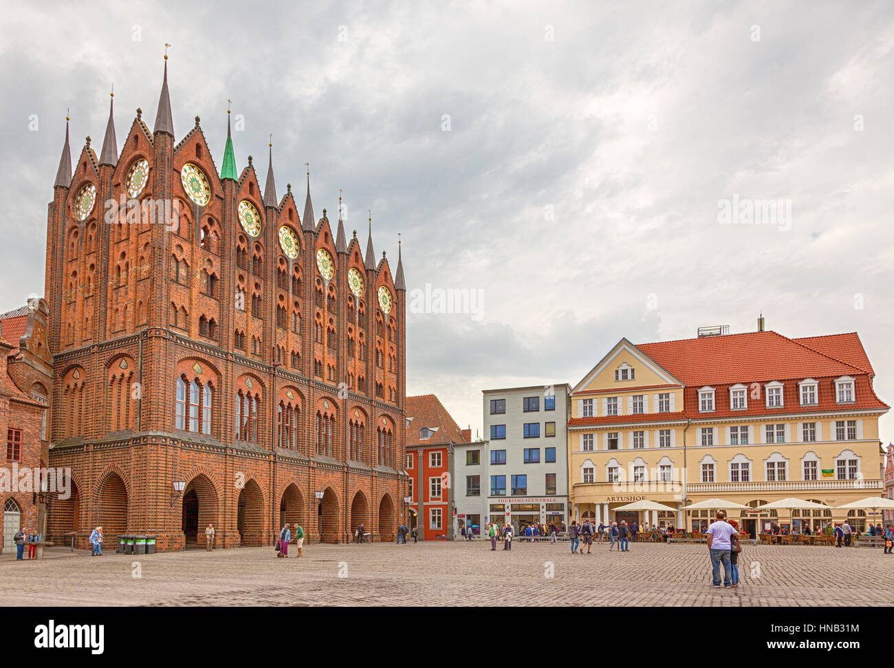 Stralsund, Allemagne - 23 septembre 2016 : Alter Markt, la place centrale de Stralsund avec l'hôtel de ville gothique. Banque D'Images