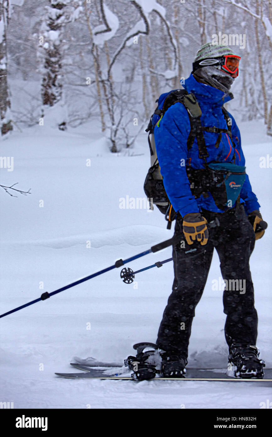 Snowboarder dans Asahidake, Parc National de Daisetsuzan, Hokkaido, Japon Banque D'Images