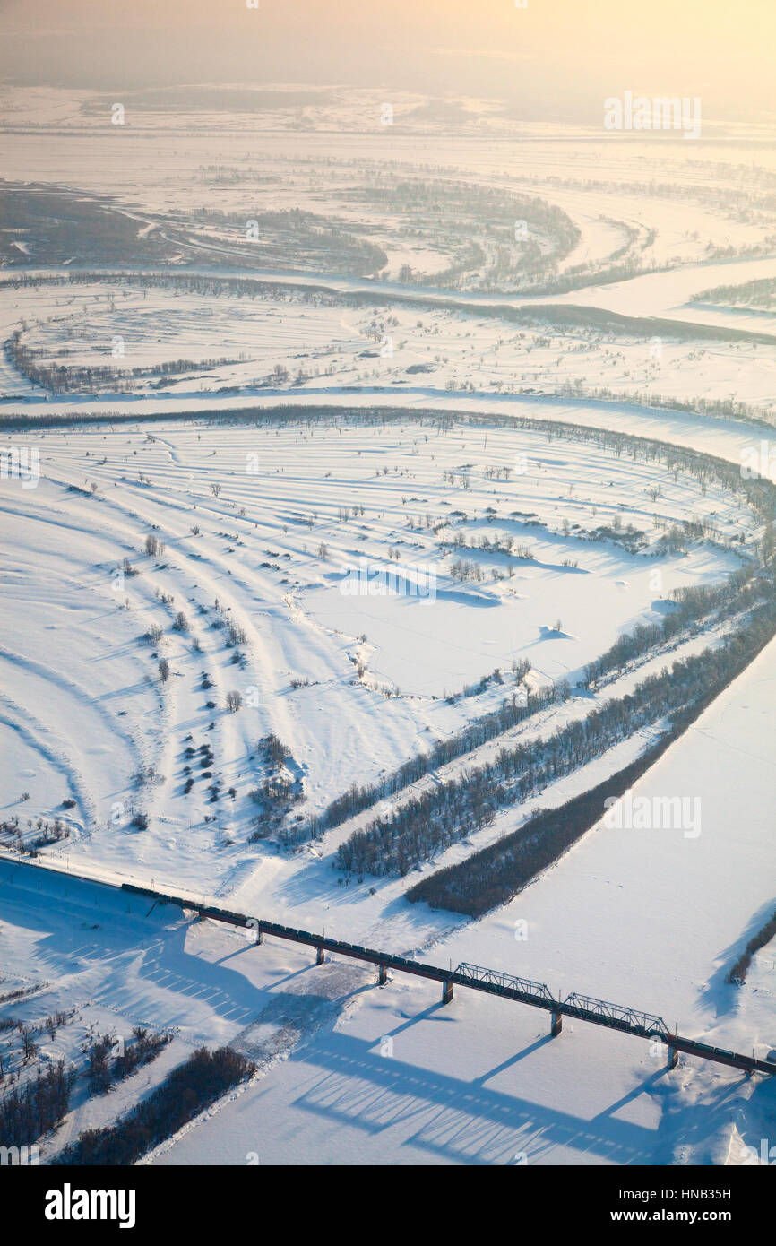 Passage du train sur le pont de la rivière en hiver, vue du dessus Banque D'Images