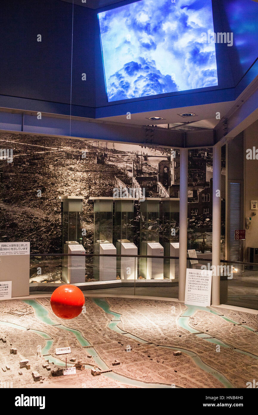 La boule rouge montre l'hypocentre dans une carte de la ville, à l'intérieur, le Musée mémorial de la paix d'Hiroshima, Hiroshima, Japon Banque D'Images