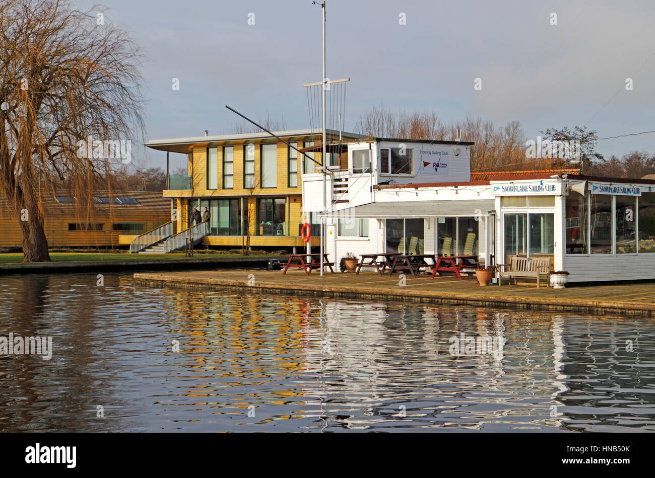 Une vue de l'administration centrale par le club de voile de la rivière Bure à Horning, Norfolk, Angleterre, Royaume-Uni. Banque D'Images