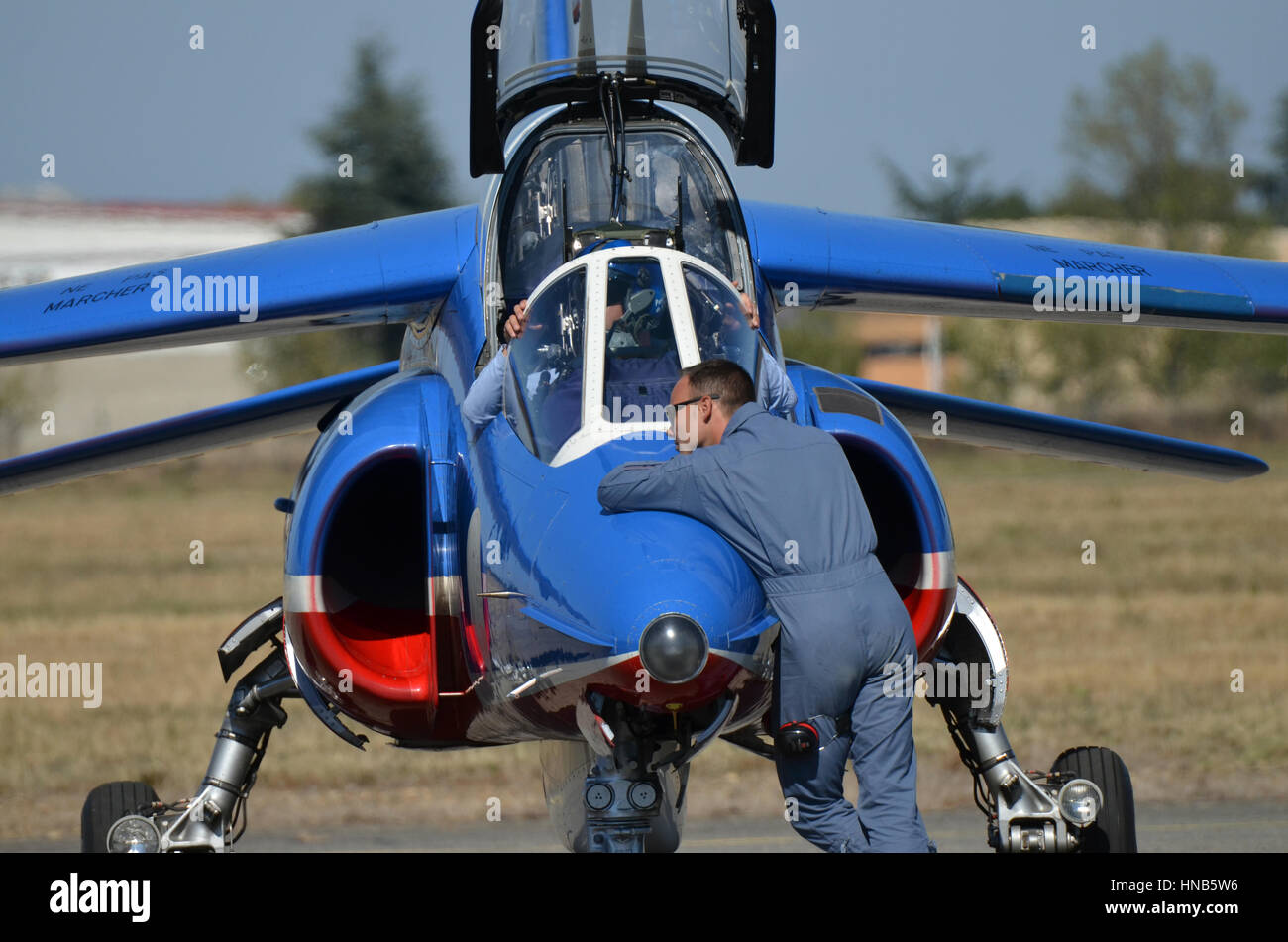 Un français jet Alpha jet patrouille prêt à décoller à Toulouse Francazal Banque D'Images