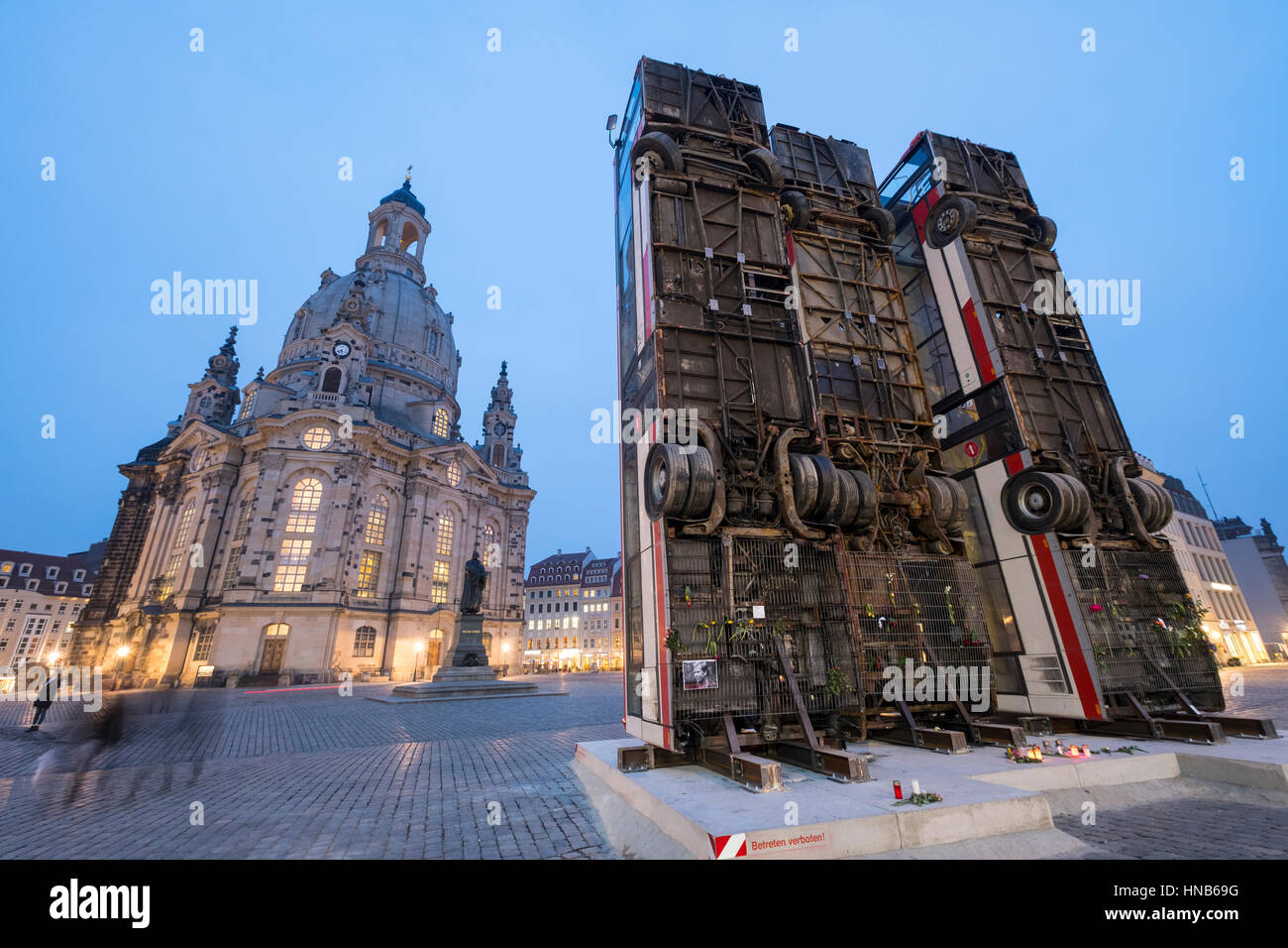 Sculpture de 3 autobus verticale symbolisant l'anti sniper barricade à Alep par Syrian-German artiste Manaf Halbouni à Dresde, Allemagne. Banque D'Images