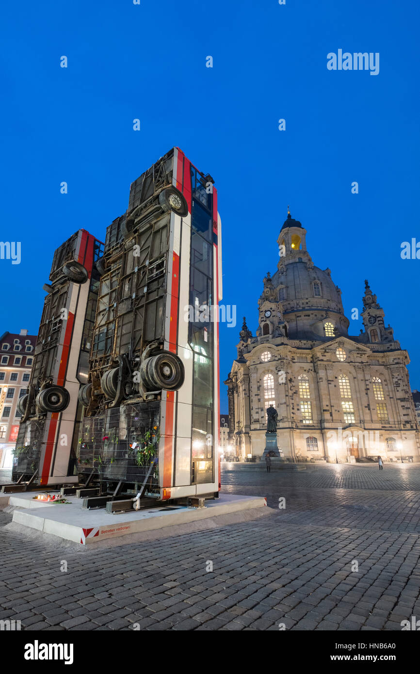Sculpture de 3 autobus verticale symbolisant l'anti sniper barricade à Alep par Syrian-German artiste Manaf Halbouni à Dresde, Allemagne. Banque D'Images