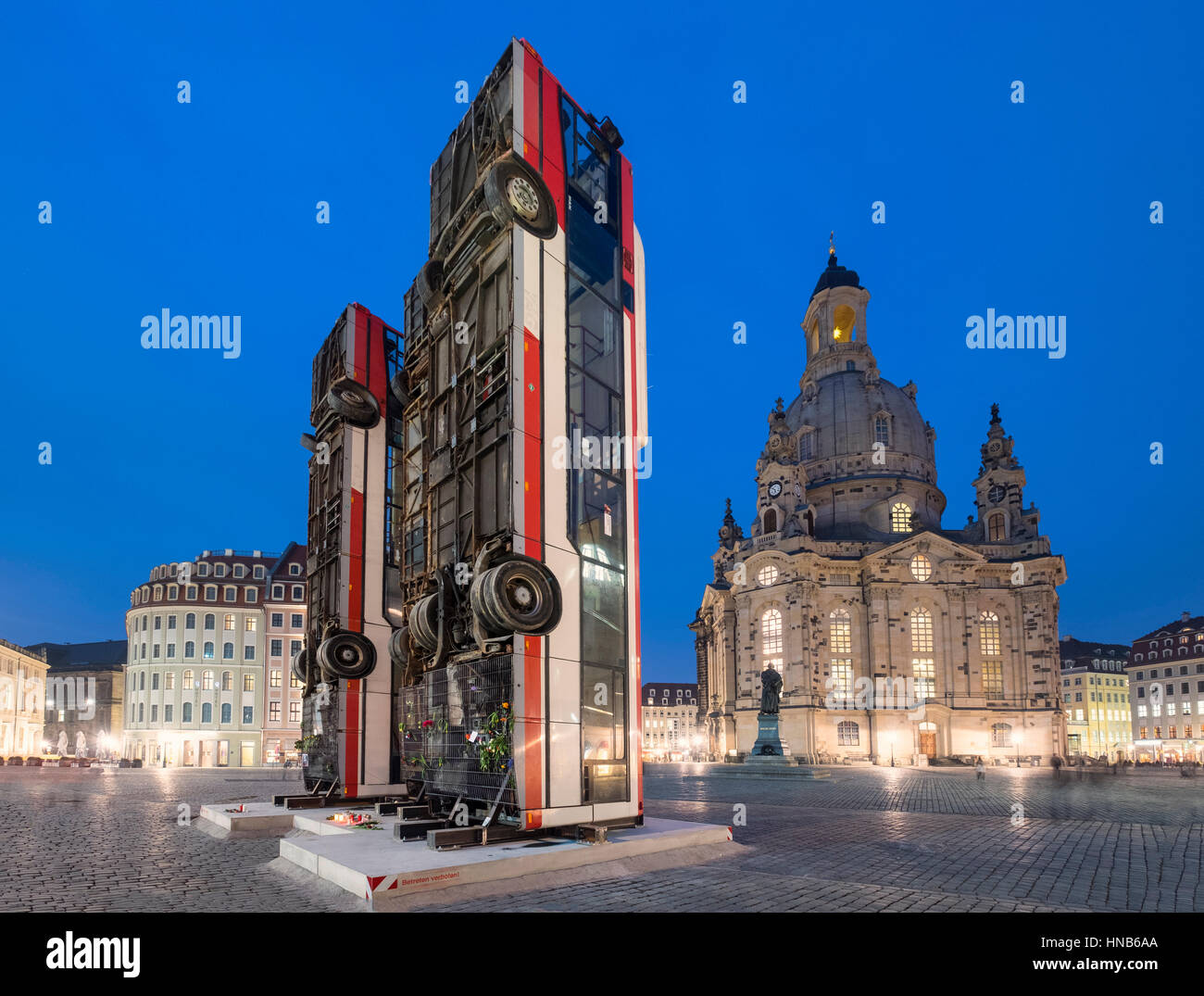 Sculpture de 3 autobus verticale symbolisant l'anti sniper barricade à Alep par Syrian-German artiste Manaf Halbouni à Dresde, Allemagne. Banque D'Images