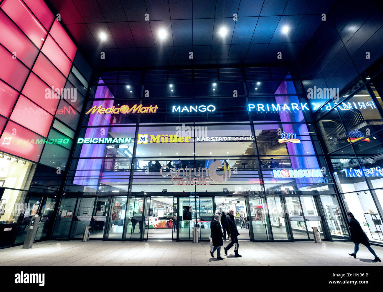 Vue de nuit Centrum Shopping Centre à Dresde Allemagne Banque D'Images