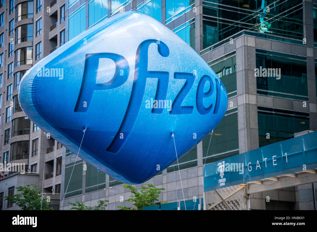 Toronto, CA - 3 juillet 2016 : Viagra géant ballon à Toronto gay pride Banque D'Images