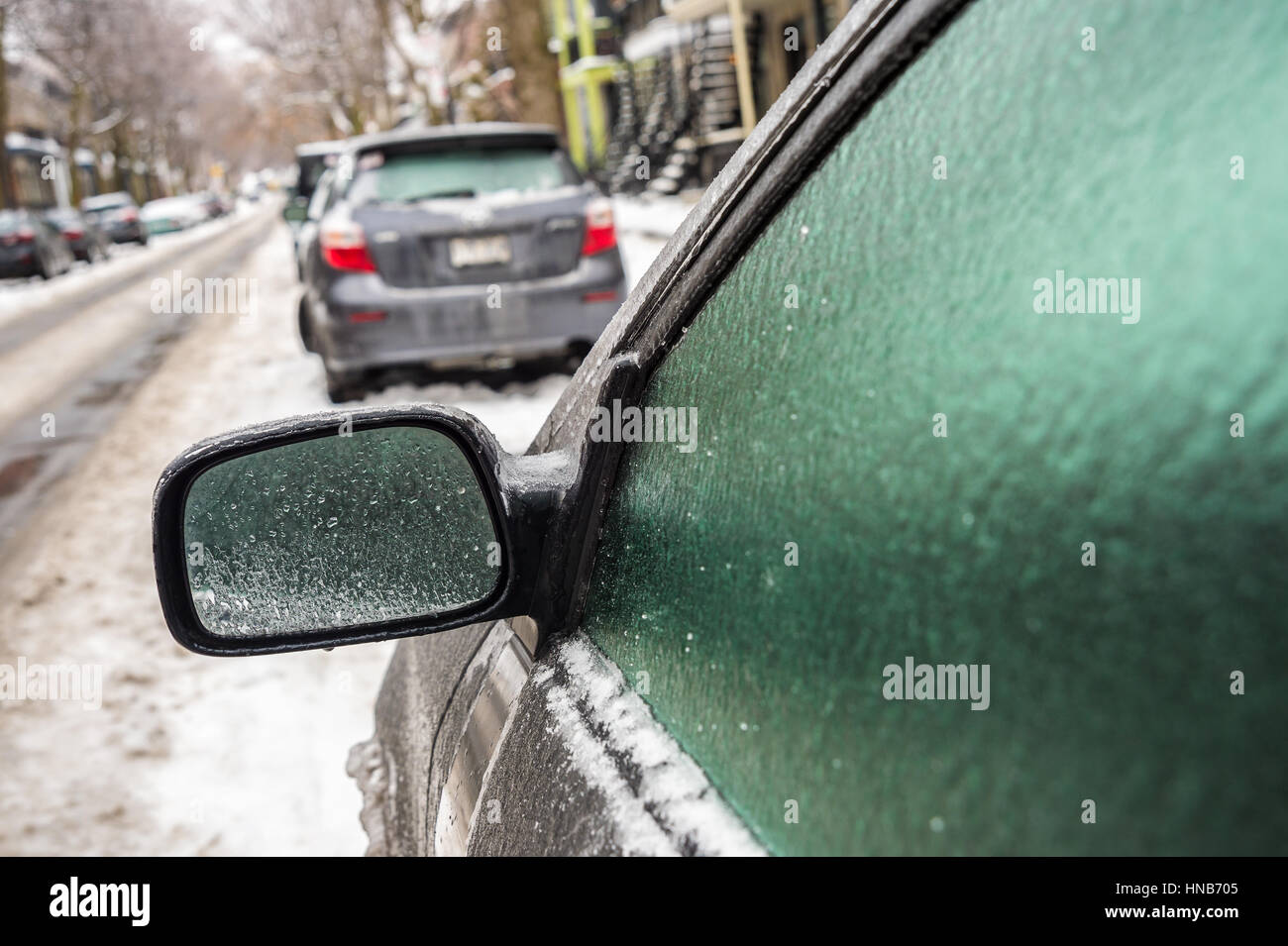 Montréal, CA, le 29 février 2016. Miroir de voiture et les fenêtres sont couvertes de glace après la pluie verglaçante. Banque D'Images