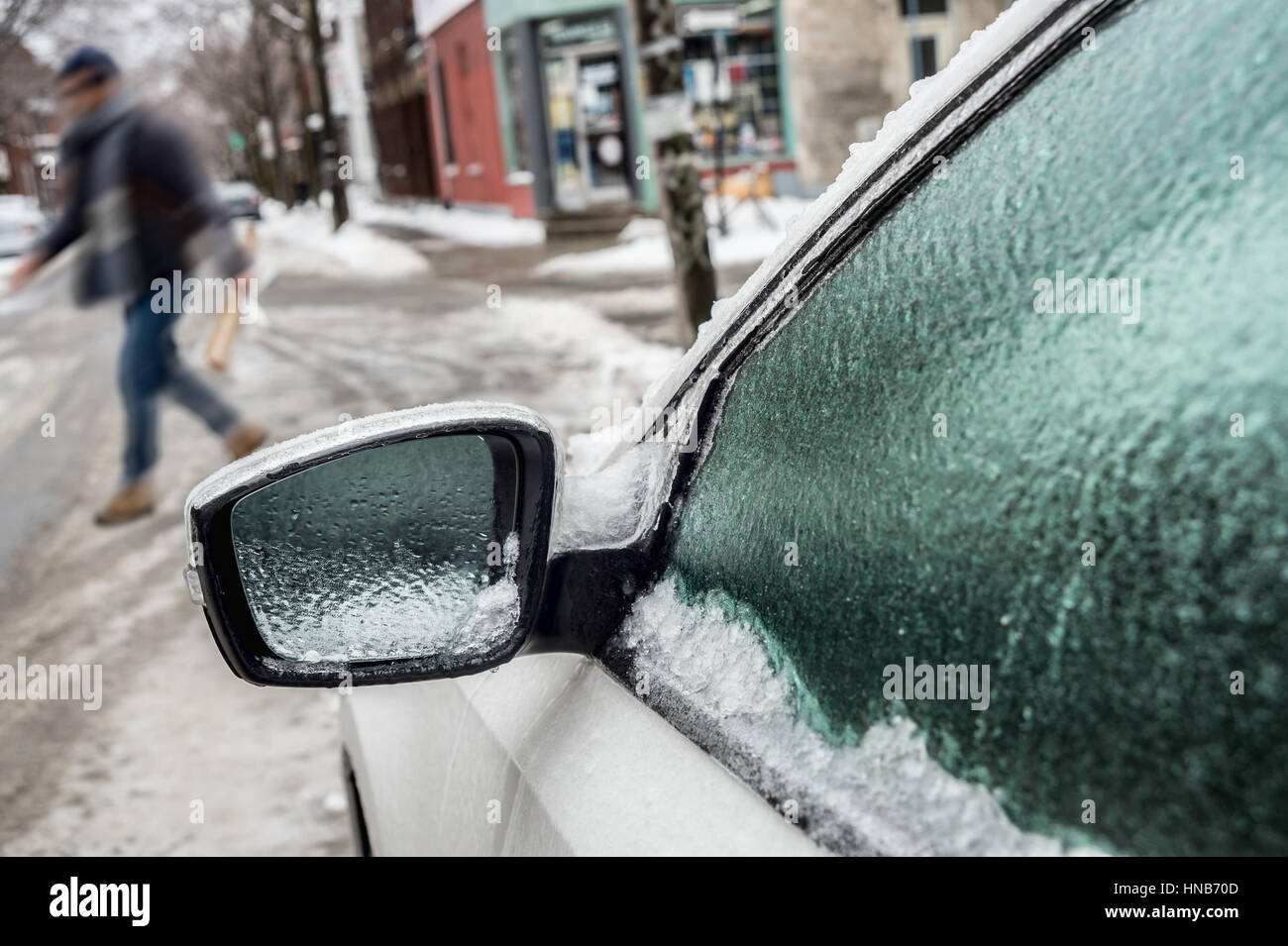 Montréal, CA, le 29 février 2016. Miroir de voiture et les fenêtres sont couvertes de glace après la pluie verglaçante. Banque D'Images