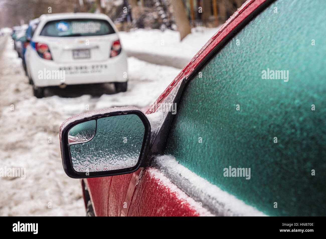 Montréal, CA, le 29 février 2016. Miroir de voiture et les fenêtres sont couvertes de glace après la pluie verglaçante. Banque D'Images