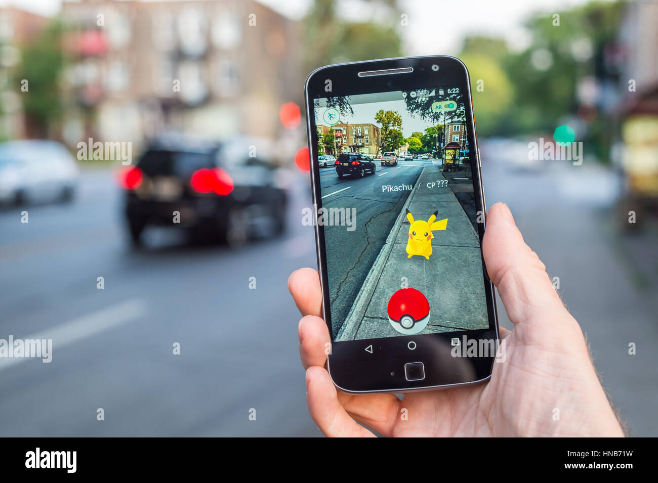 Montréal, CA - le 11 août 2016 : Libre d'un homme jouant de Pokemon rendez sur un téléphone intelligent. Pokemon Go est un jeu de réalité virtuelle sorti en juillet 2016. Banque D'Images