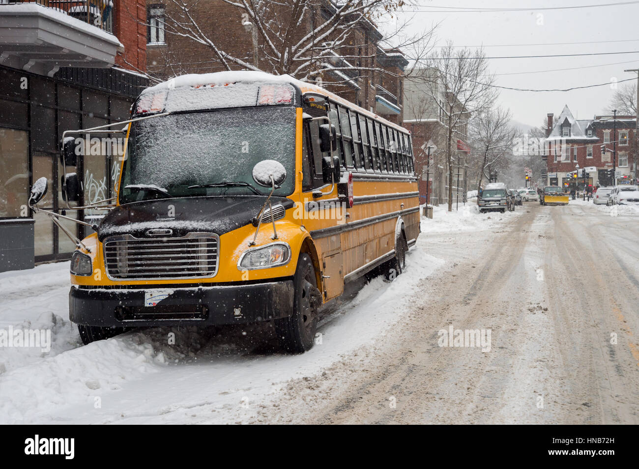 Montréal, CA - 12 décembre 2016 : school bus jaune garée dans le quartier Mile End durant Tempête Banque D'Images