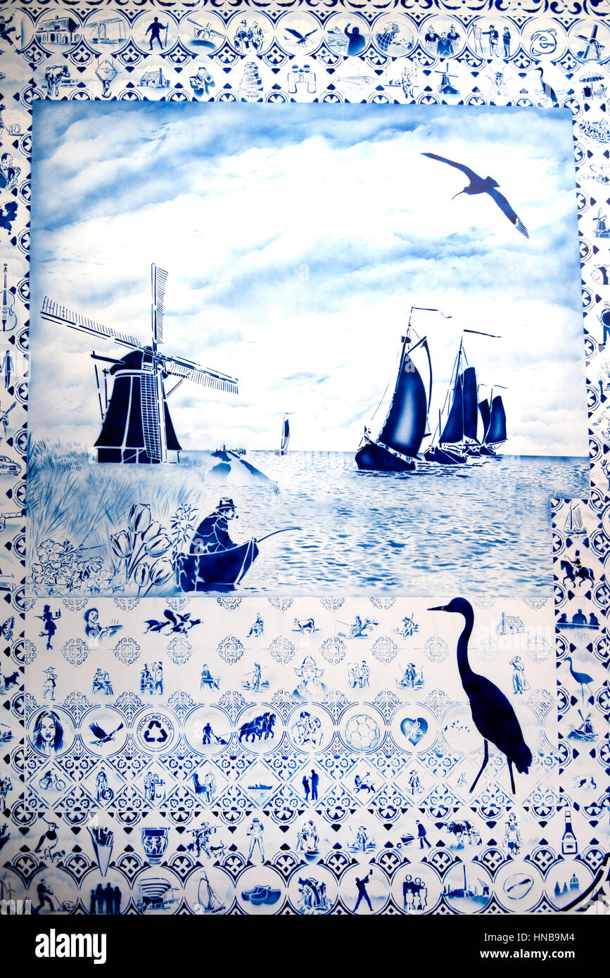 Bleues de Delft avec moulin et d'oiseaux, les Pays-Bas Banque D'Images