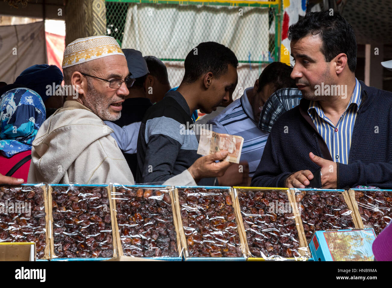 Marrakech, Maroc. Dates d'achat des clients sur le marché. Banque D'Images