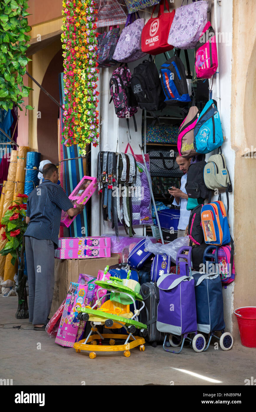 Marrakech, Maroc. Magasin de vente sur le marché des sacs à dos de l'école et d'autres produits pour enfants. Banque D'Images