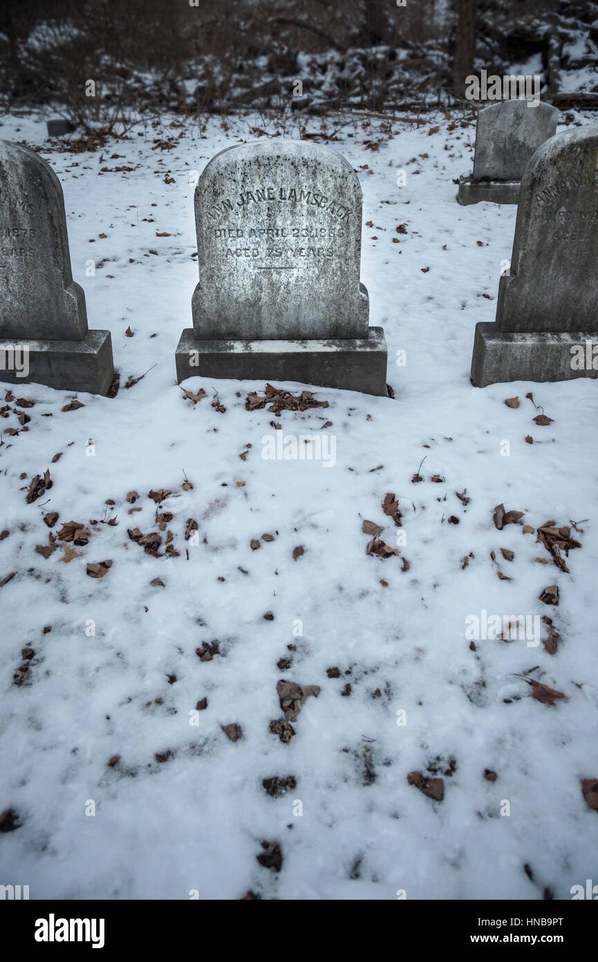 Les pierres tombales du cimetière dans la neige Banque D'Images