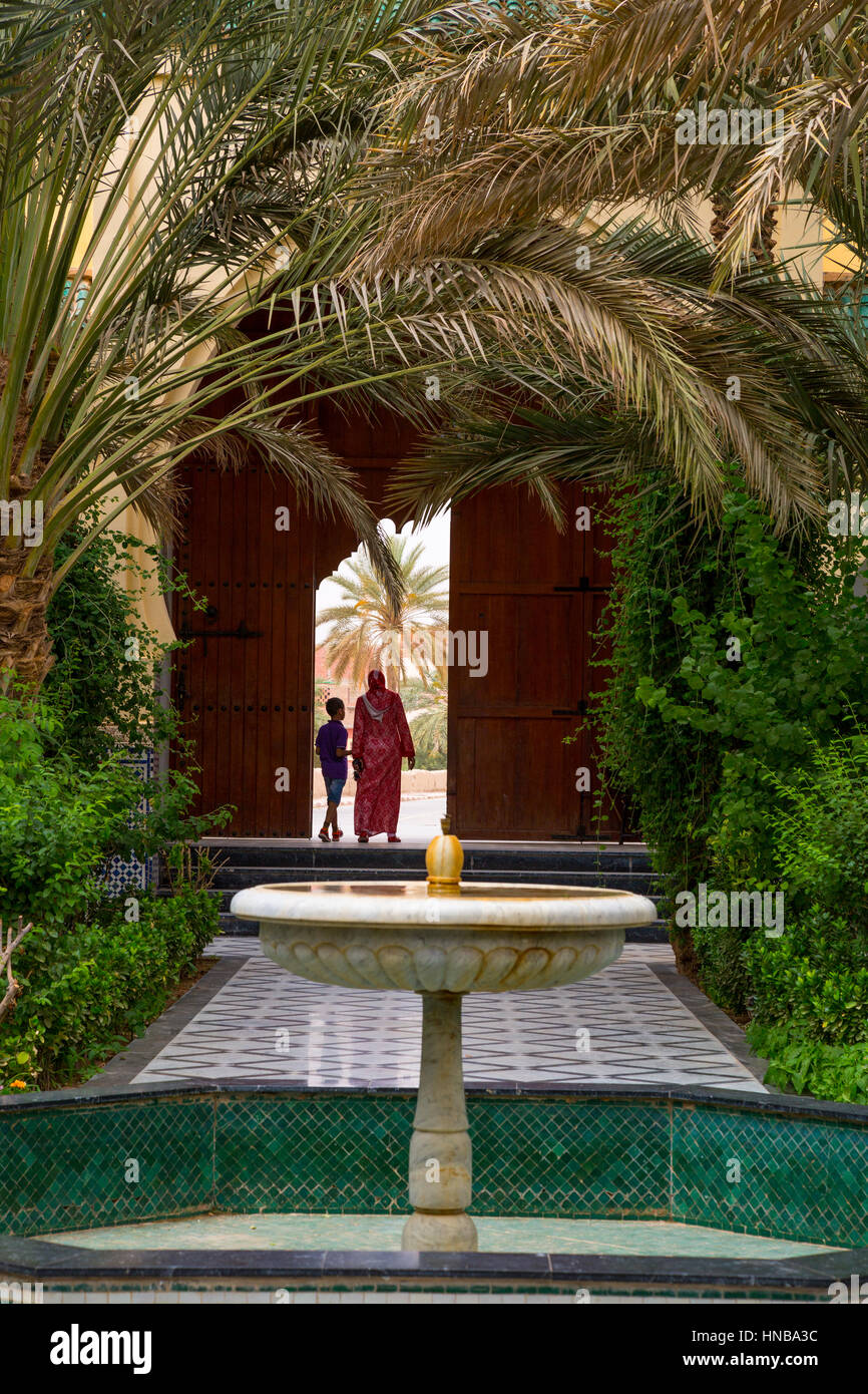 Fontaine et entrée de Zawiya de Moulay Ali Cherif (Shereef), Rissani, le Maroc. Banque D'Images