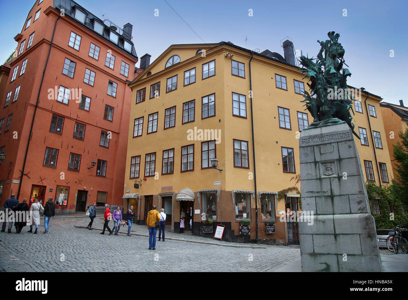 STOCKHOLM, Suède - le 19 août 2016 : les touristes à pied et Statue de Sankt Goran & the Dragon situé sur la rue Kopmanbrinken à Stockholm, Gamla stan Banque D'Images