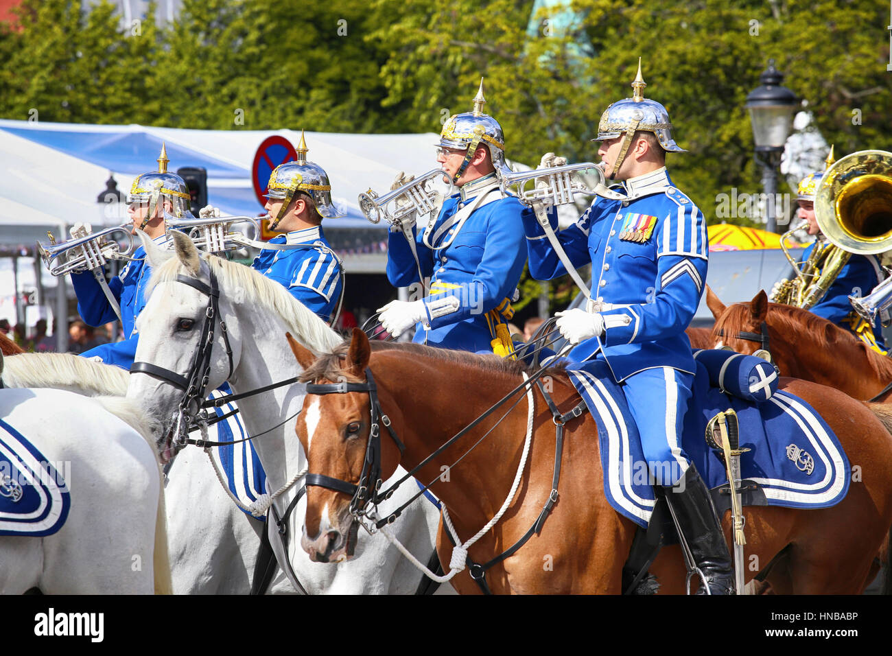 STOCKHOLM, Suède - 20 août 2016 : la Garde royale suédoise sur le cheval en uniformes bleus dans la procession de la quotidienne sur Stromgatan street à Stockholm, Suède Banque D'Images