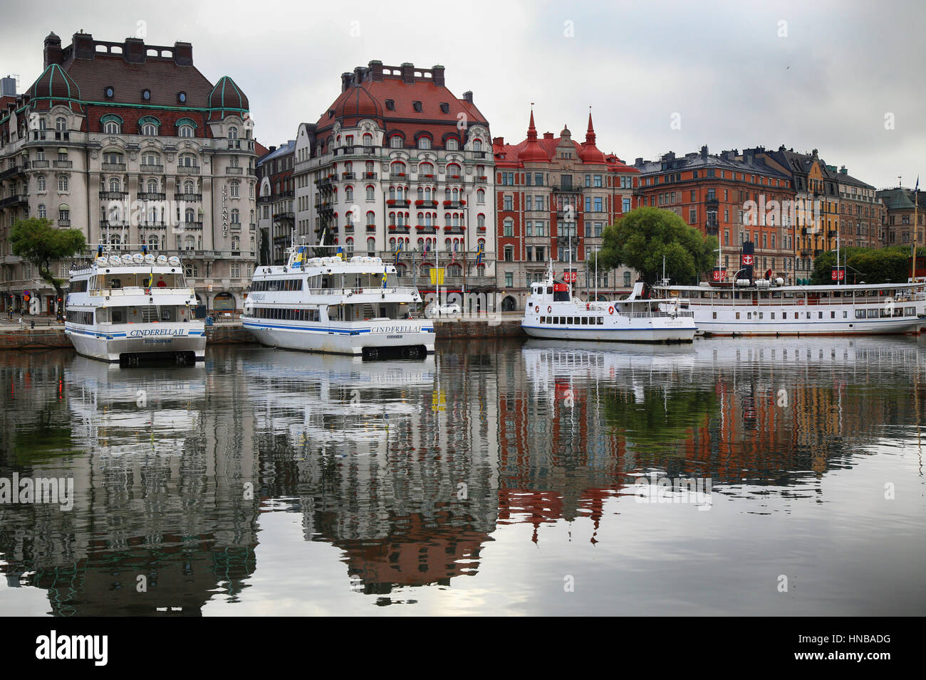 STOCKHOLM, Suède - 20 août 2016 : Beaucoup de gens à pied et visiter sur Strandvagen rue sur Ostermalm distric touristique avec des bateaux touristiques à Stockho Banque D'Images