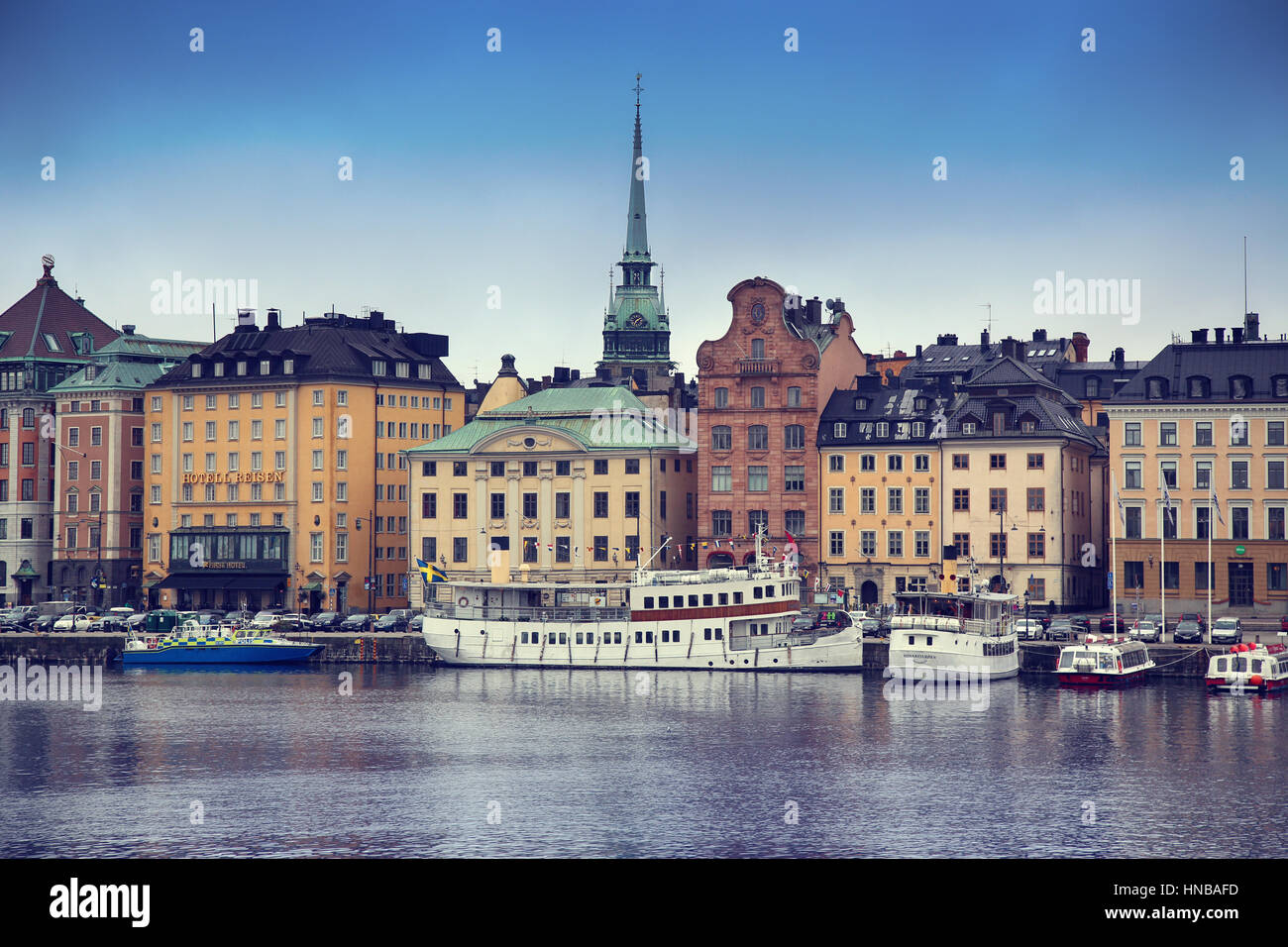 STOCKHOLM, Suède - août 20, 2016 : Avis de Gamla Stan à partir de pont Skeppsholmsbron. Les vieux bâtiments sur le quai de Stockholm et touristique des bateaux touristiques je Banque D'Images