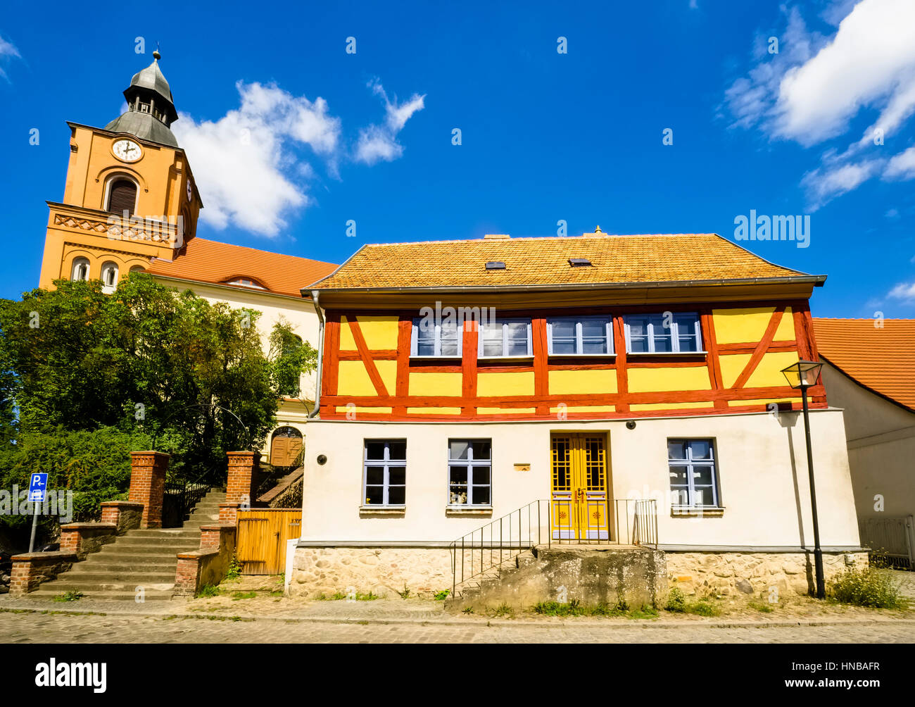 Maison à pans de bois en face de l'église paroissiale à Buckow, Brandebourg, Allemagne Banque D'Images