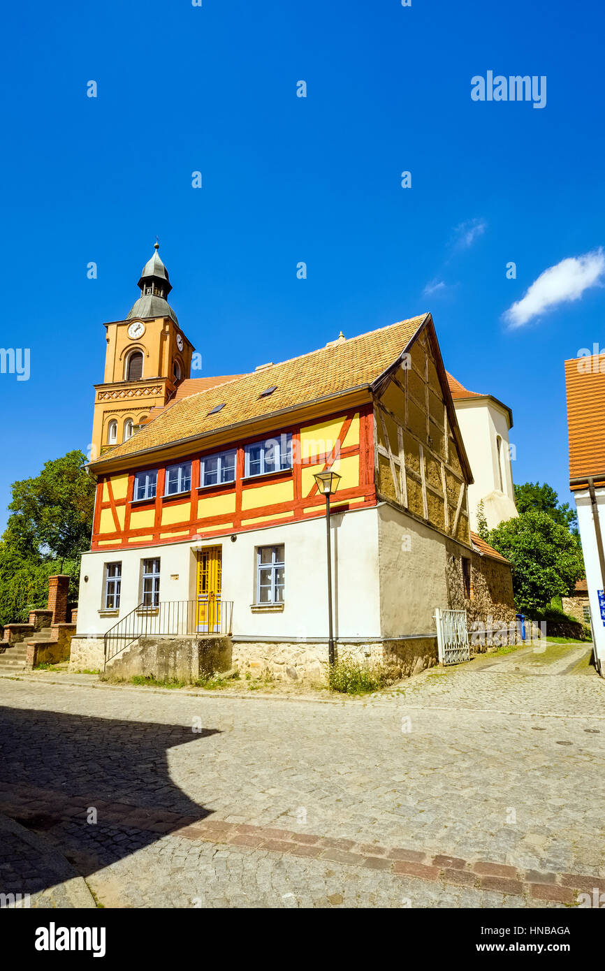 Maison à pans de bois en face de l'église paroissiale à Buckow, Brandebourg, Allemagne Banque D'Images