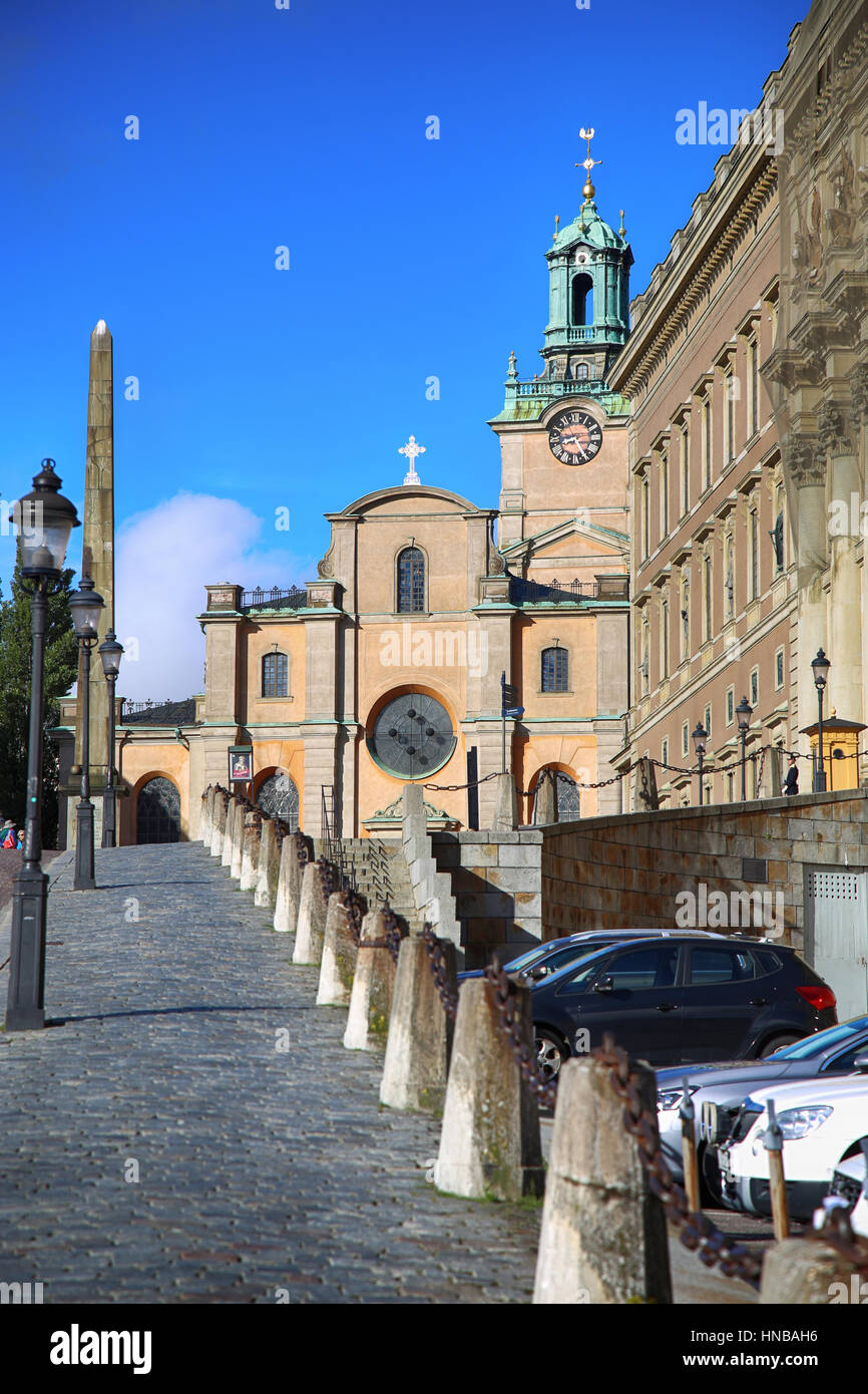 STOCKHOLM, Suède - le 19 août 2016 : l'église Saint-Nicolas (Storkyrkan) et l'Obélisque situé sur la rue Slottsbacken près du Palais Royal En Stock Banque D'Images