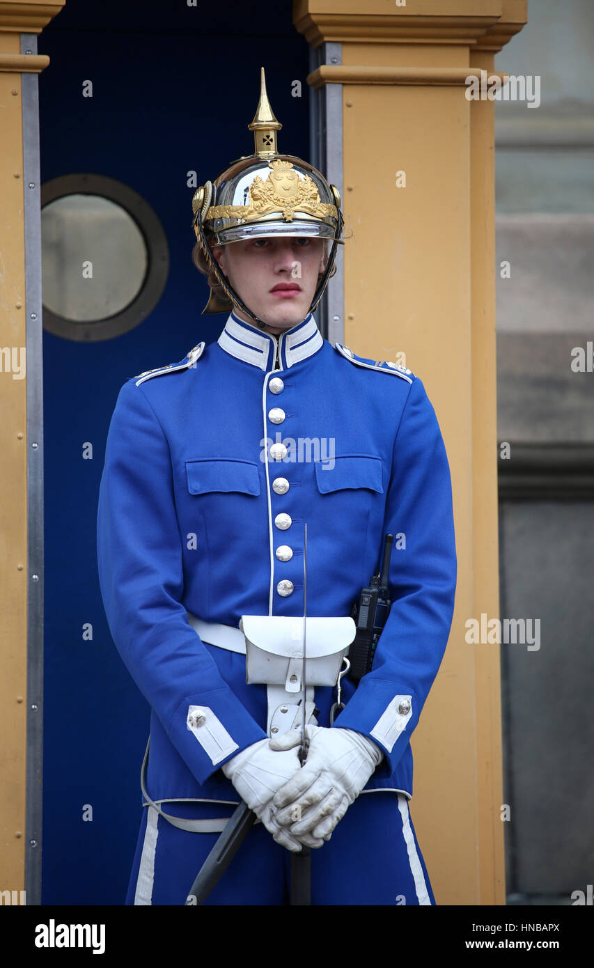 STOCKHOLM, Suède - 20 août 2016 : La Garde Royale Suédoise d'honneur en uniformes bleus près du Palais Royal de Stockholm, Suède le 20 août 2016. Banque D'Images