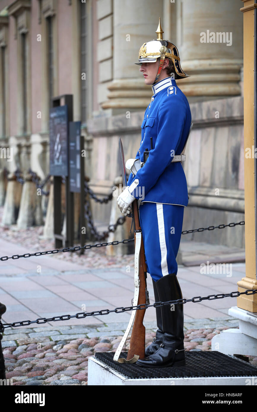 STOCKHOLM, Suède - 20 août 2016 : La Garde Royale Suédoise d'honneur en uniformes bleus près du Palais Royal de Stockholm, Suède le 20 août 2016. Banque D'Images