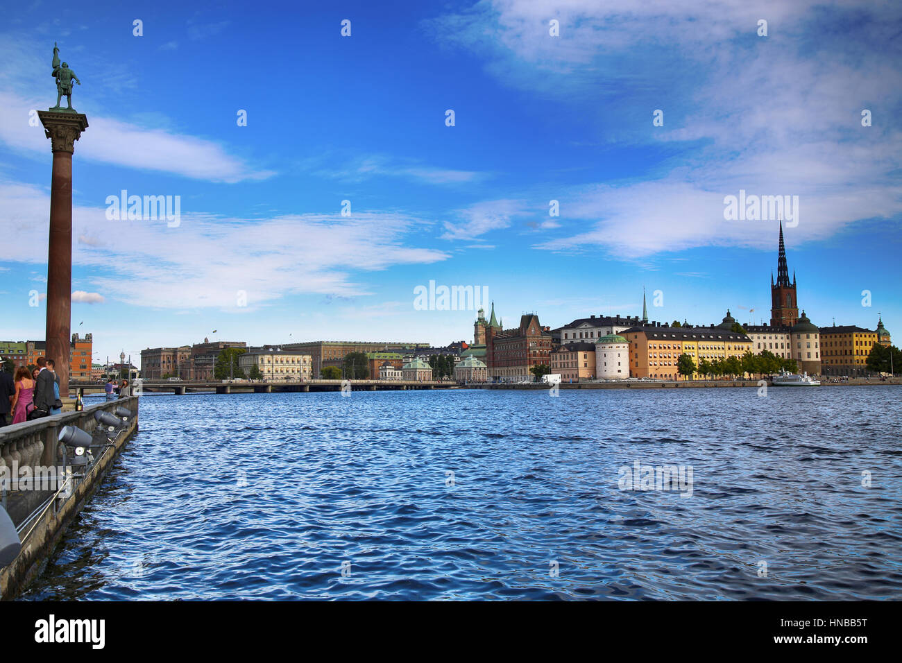 STOCKHOLM, Suède - 20 août 2016 : les touristes à pied et visiter l'Hôtel de Ville de Stockholm Stadshuset ( ) et Vue de Gamla Stan à Stockholm, en Suède, le mois d'août Banque D'Images