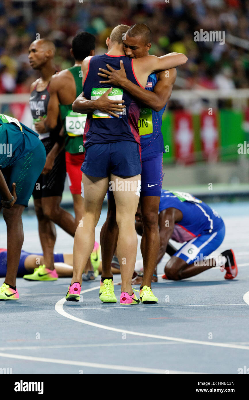 Rio de Janeiro, Brésil. 18 août 2016. L'athlétisme, Ashton Eaton (USA) et Kevin Mayer (FRA) après avoir terminé le décathlon 1500m au Jeux Olympiques 2016 Banque D'Images