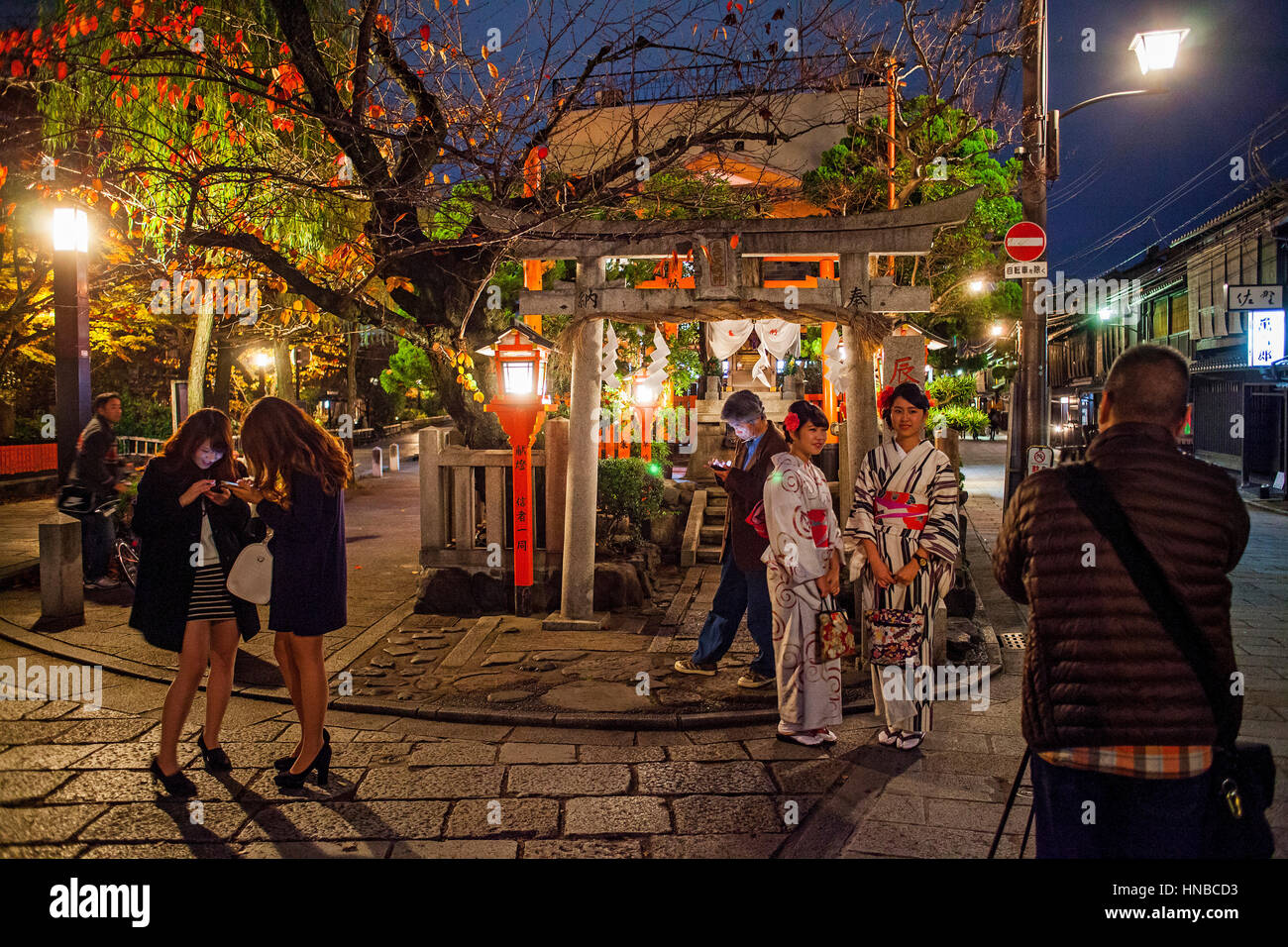 Scène de rue, à Shirakawa-Minami-dori, quartier de Gion, Kyoto. L'aéroport du Kansai au Japon. Banque D'Images