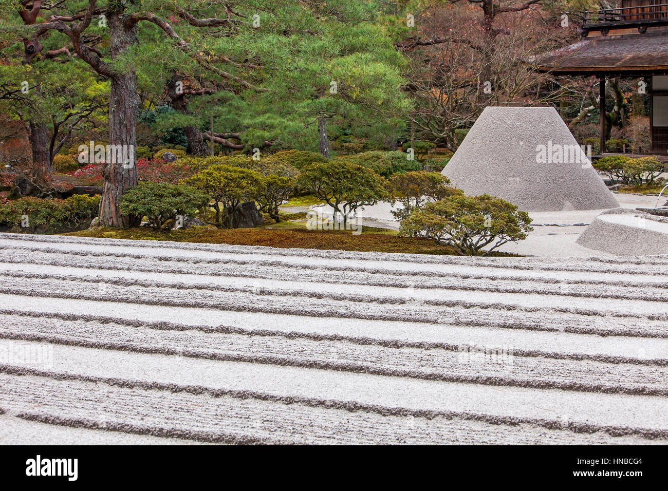 Pavillon de l'argent et au jardin Zen symbolisant le Mont Fuji et la mer, à Ginkaku ji, Kyoto, Japon, Kansai Banque D'Images