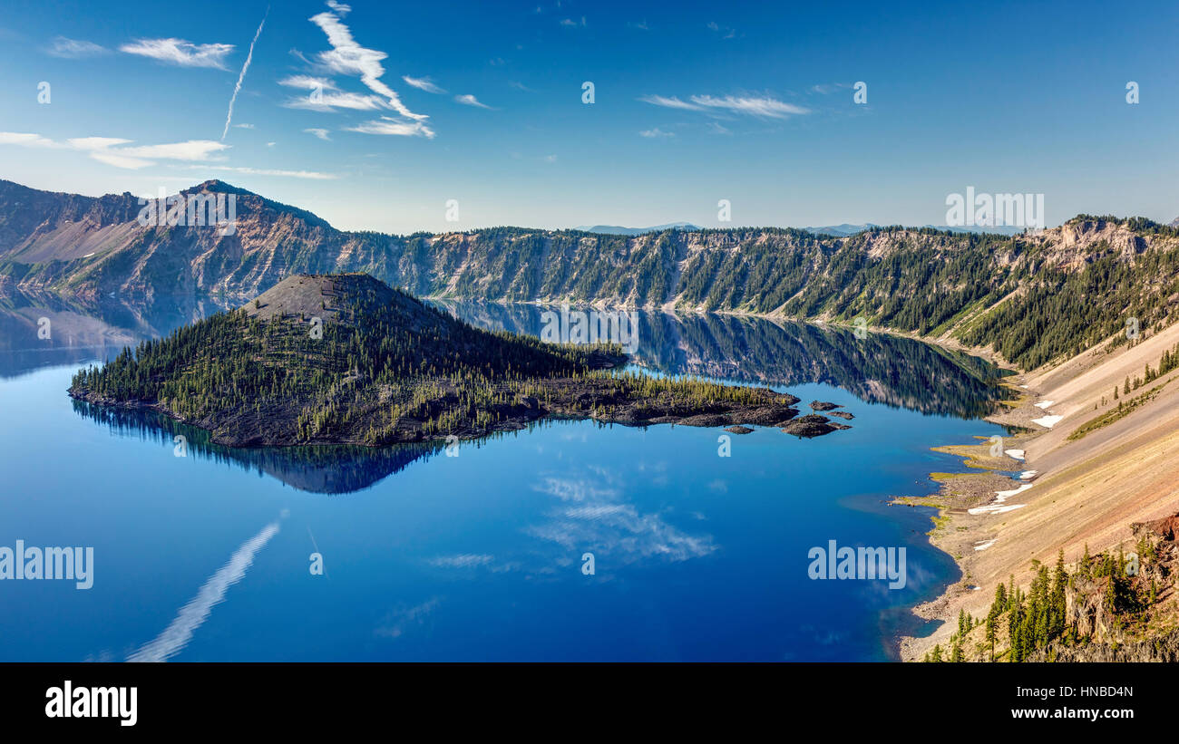Le Crater Lake est le joyau bleu de l'Oregon. Lac Bleu profond à l'intérieur d'un volcan avec un magnifique reflet de l'île de l'Assistant. Crater Lake National Park. Banque D'Images