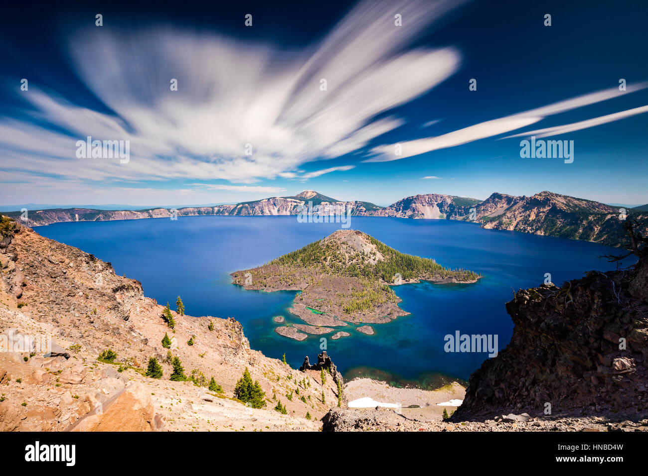 Journée longue exposition avec un filtre ND à Crater Lake National Park, Oregon avec quelques nuages en mouvement. Banque D'Images