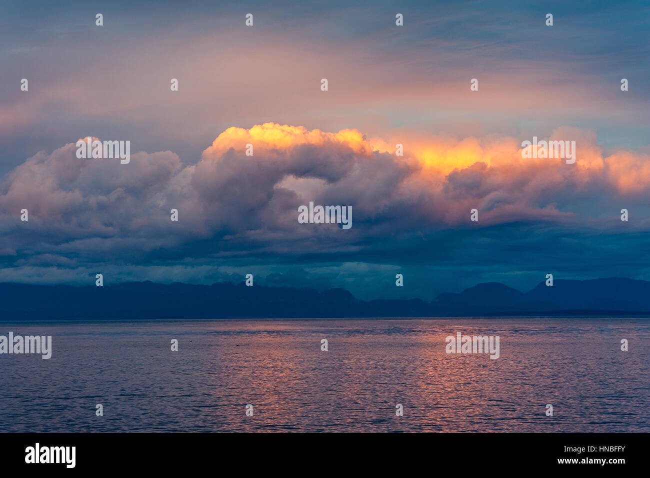 Vue d'une dramatique nuages à coucher du soleil sur le détroit de Géorgie en direction de Powell River, Colombie-Britannique, Canada Banque D'Images