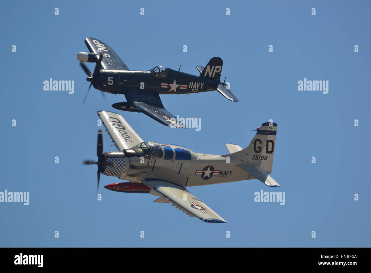 F4U-5NL et A-1E Skyraider en formation lors d'un spectacle aérien dans le Rhode Island Banque D'Images