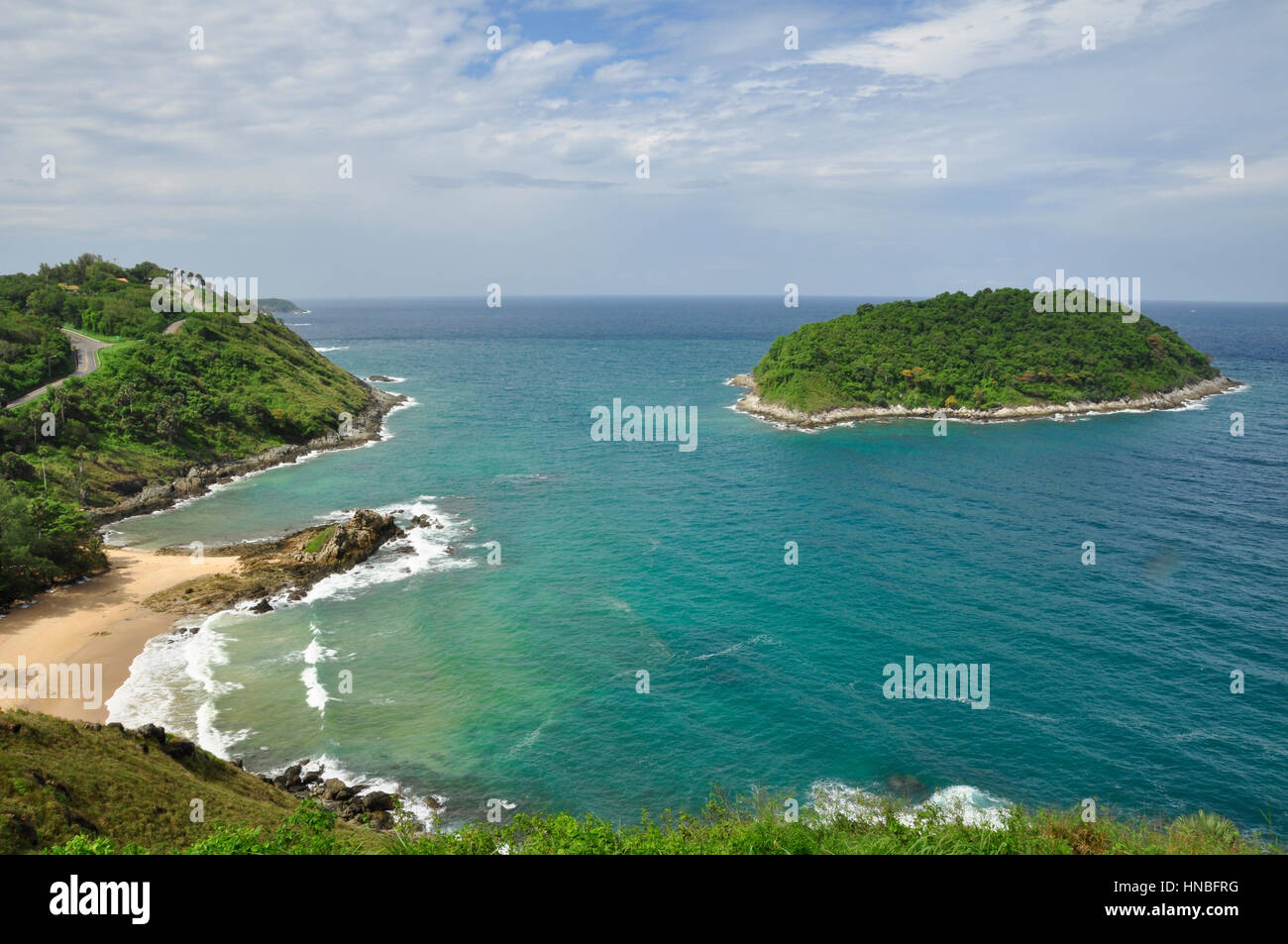 La côte de l'île de Phuket se compose de plages de sable entre les rochers escarpés et affleurements, Thaïlande Banque D'Images