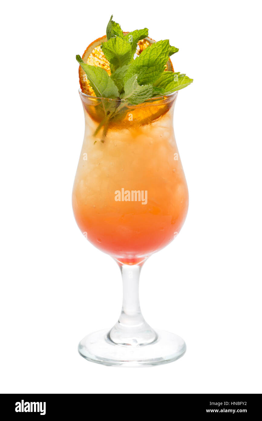Cocktail orange avec les feuilles de menthe close-up Banque D'Images