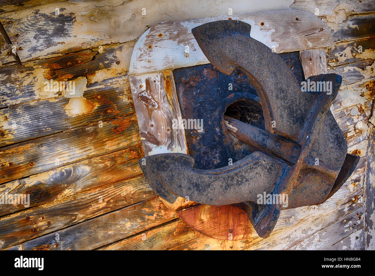 Close up d'un vieux bateau rouillé sur un bateau surmonté d'ancrage Banque D'Images