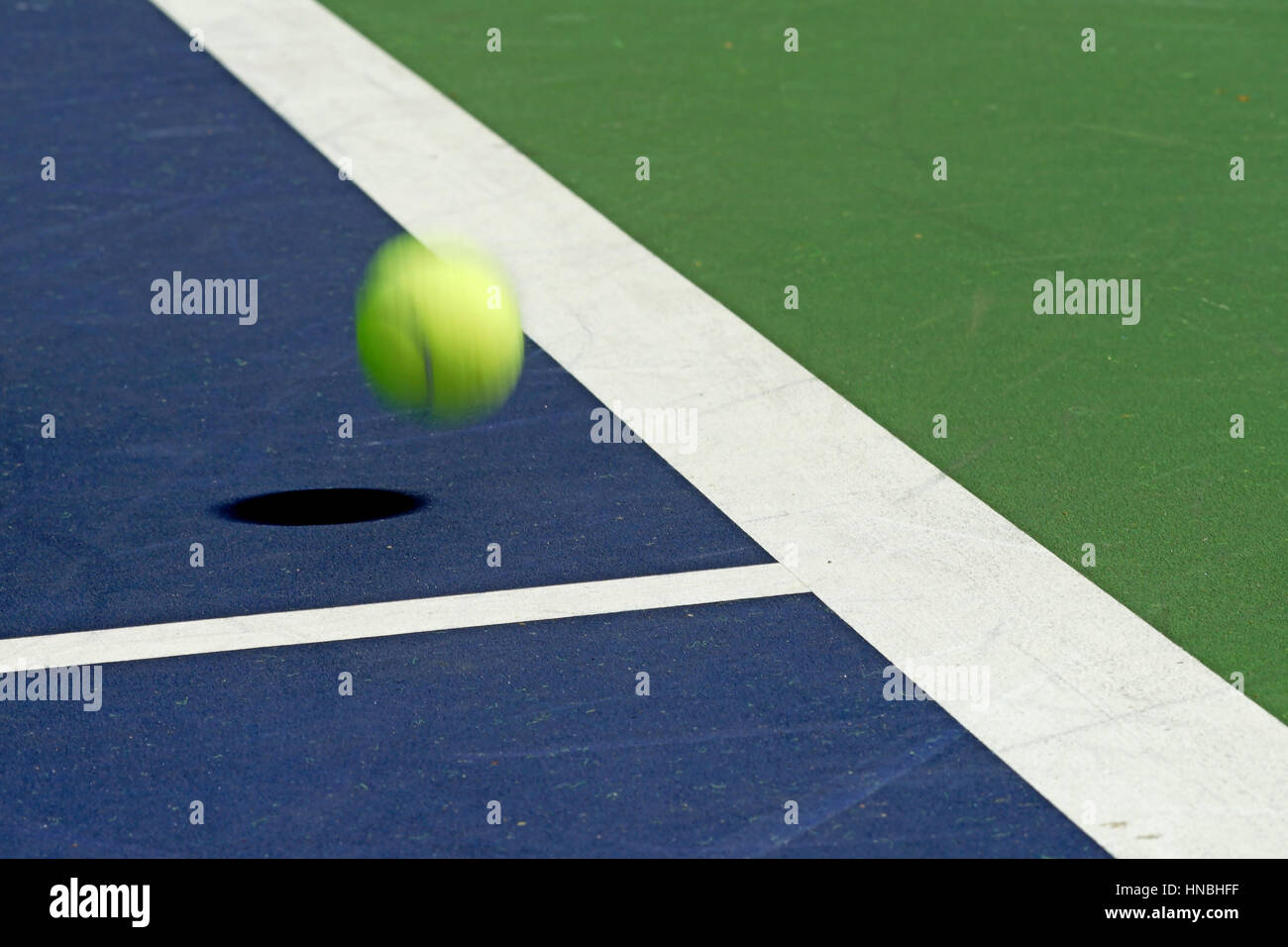 Déménagement balle de tennis à l'angle de la cour Banque D'Images