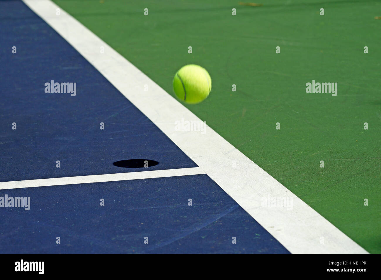 Déménagement balle de tennis à l'angle de la cour Banque D'Images