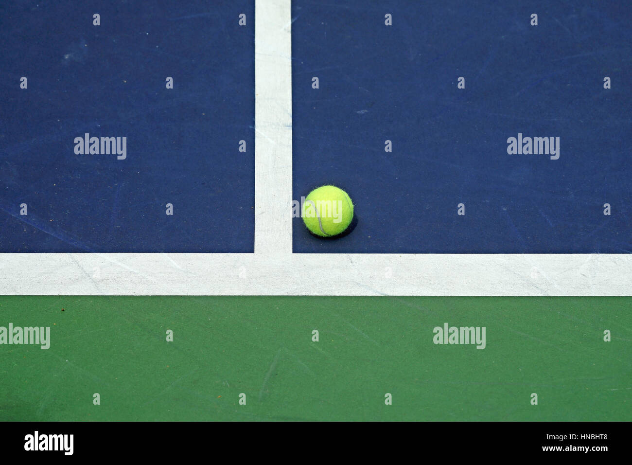 Balle de tennis à l'angle de la cour Banque D'Images