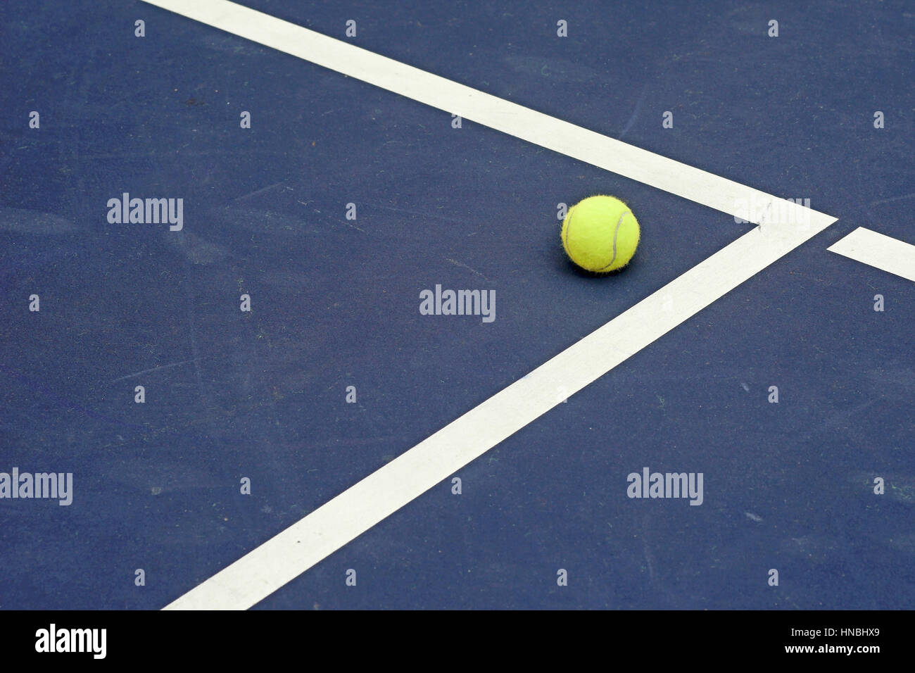Balle de tennis à l'angle de la cour Banque D'Images