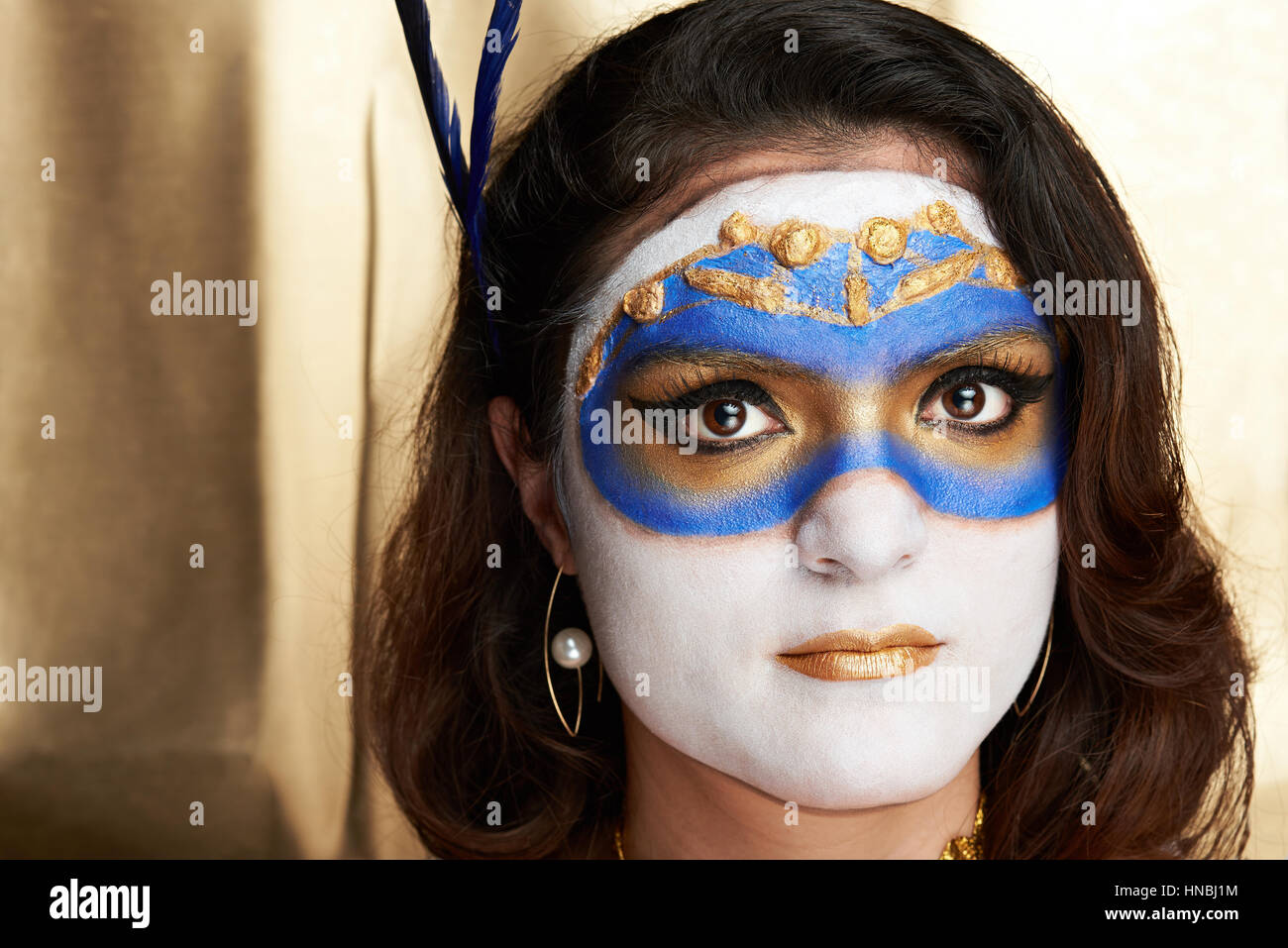 Portrait de femme avec masque peint sur le visage Banque D'Images